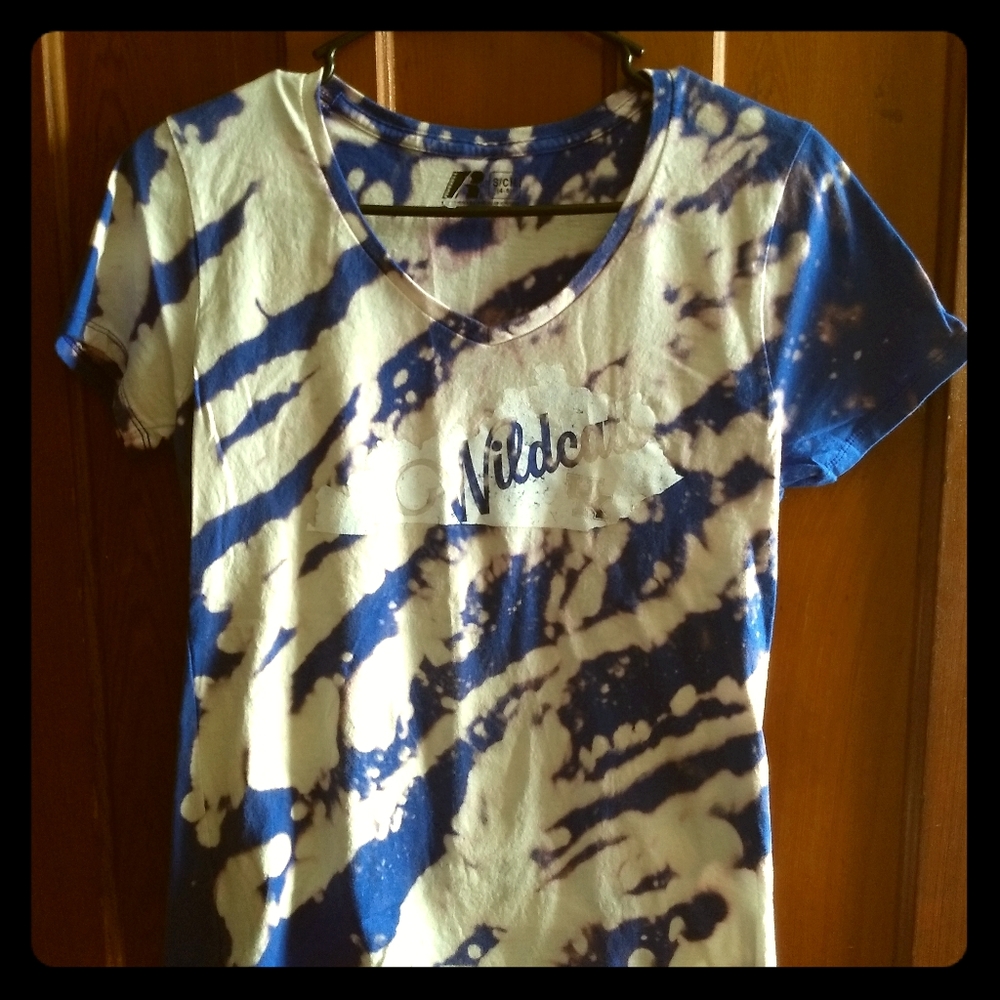 TIE-DYE UNIVERSITY OF KENTUCKY T-SHIRT UK WILDCATS